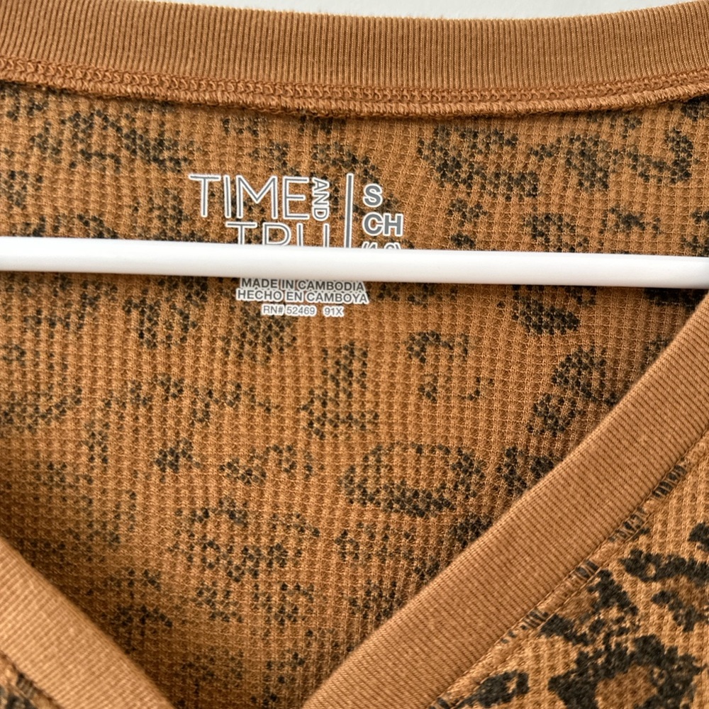 Time and Tru Brown Leopard Long Sleeve Top - Picture 5 of 6